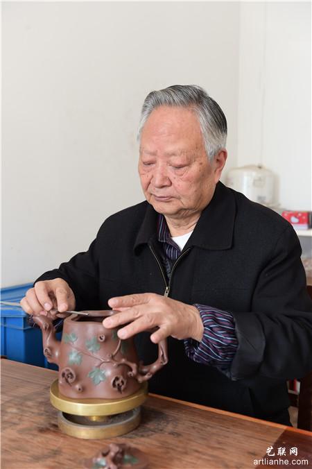 一壶冲古意 千秋同心——倪顺生紫砂世家的传奇 4工美大师倪顺生.JPG