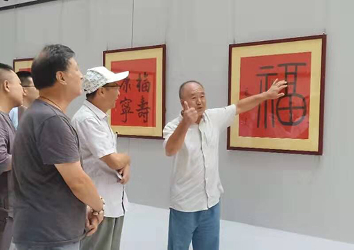 观众朋友们对乔领和宁雪君的书法作品新时代中华国礼第一福,赞赏有加。 观众朋友们对乔领和宁雪君的书法作品新时代中华国礼第一福,赞赏有加。