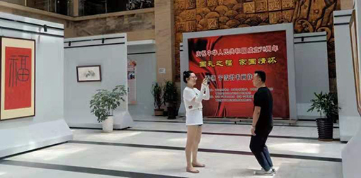 青岛市图书馆,观众在乔领、宁雪君作品前留影 青岛市图书馆,观众在乔领、宁雪君作品前留影