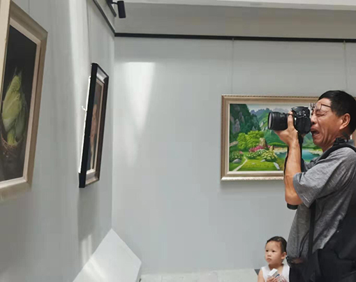 青岛市图书馆,喜欢乔领、宁雪君作品的观众朋友,拍照留念 青岛市图书馆,喜欢乔领、宁雪君作品的观众朋友,拍照留念