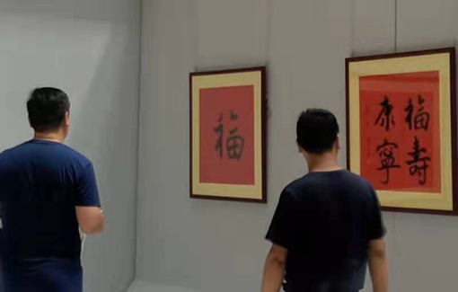 青岛市图书馆,观众朋友们参观乔领、宁雪君作品 青岛市图书馆,观众朋友们参观乔领、宁雪君作品