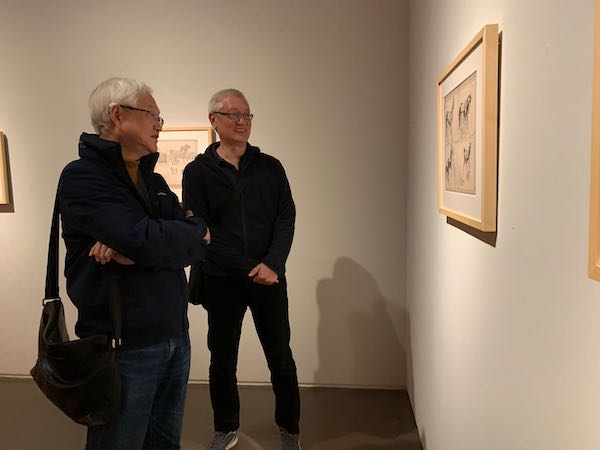 张乐平四子张慰军(右)和策展人朱国荣,在“回眸——张乐平先生诞辰110周年纪念特展”现场