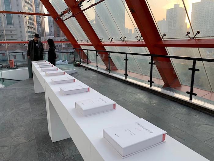“中国当代艺术年鉴上海展2019”中,2005年起编纂的《年鉴》齐齐展示.